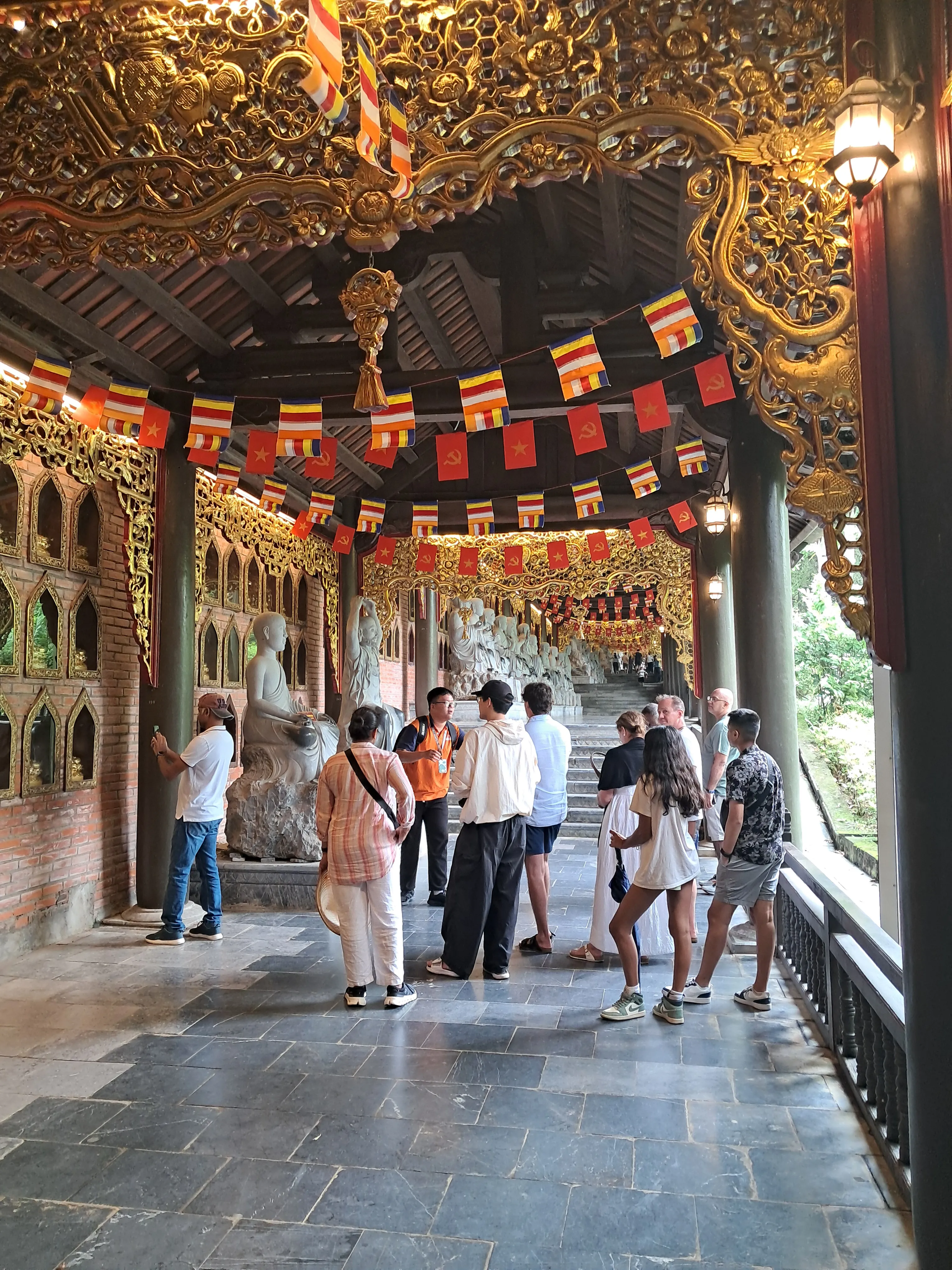Đường đi bộ trong chùa Bái Đính