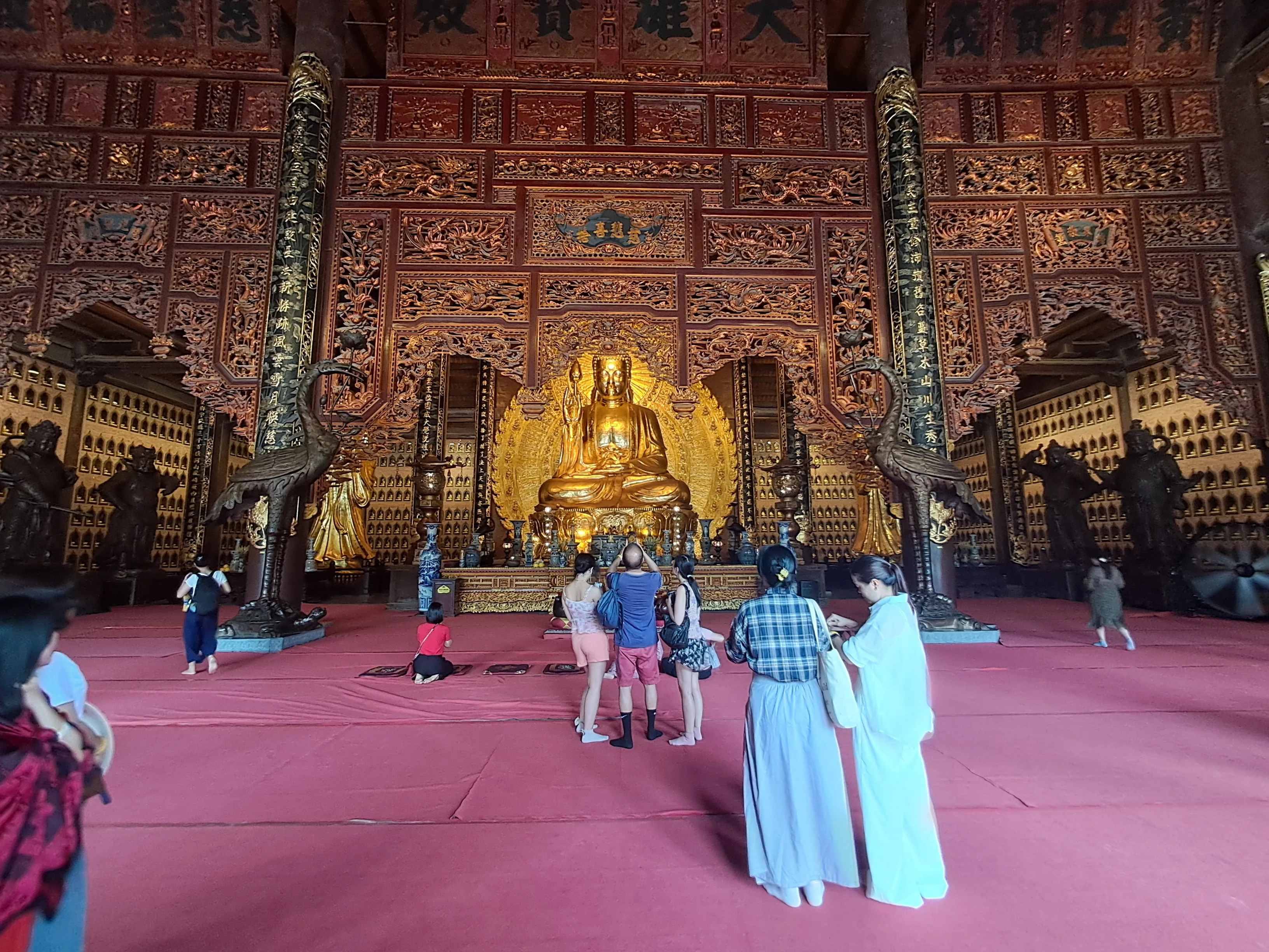 Không gian bên trong điện thờ