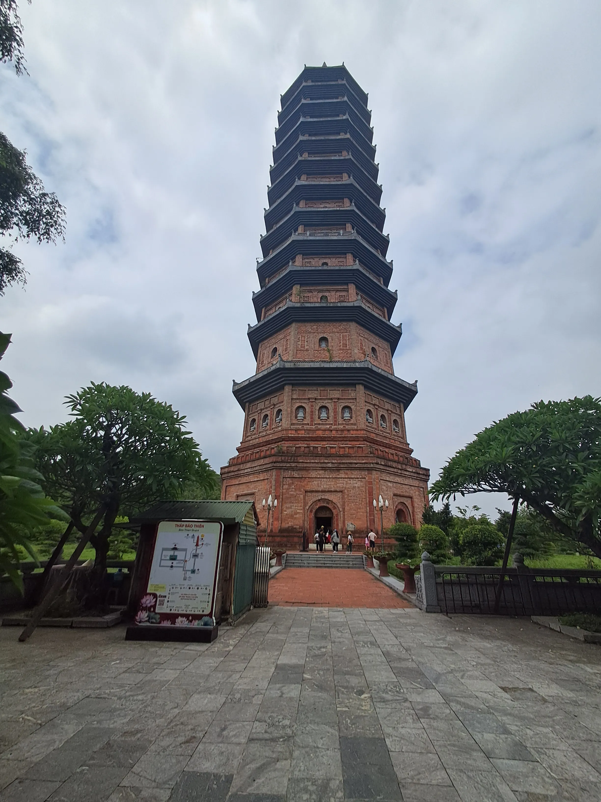 Bảo tháp chùa Bái Đính