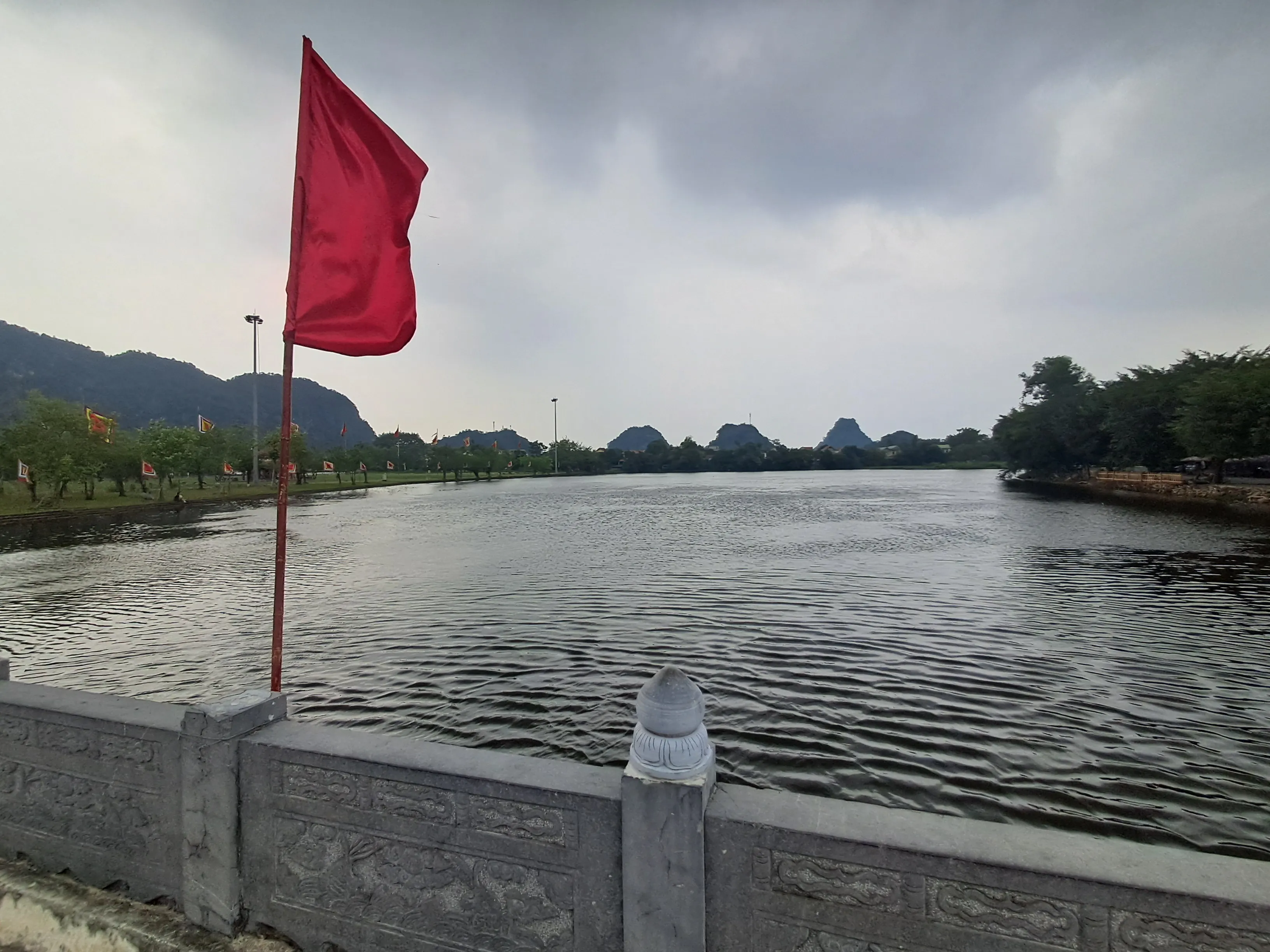 Hồ nước trước cổng Cố đô Hoa Lư