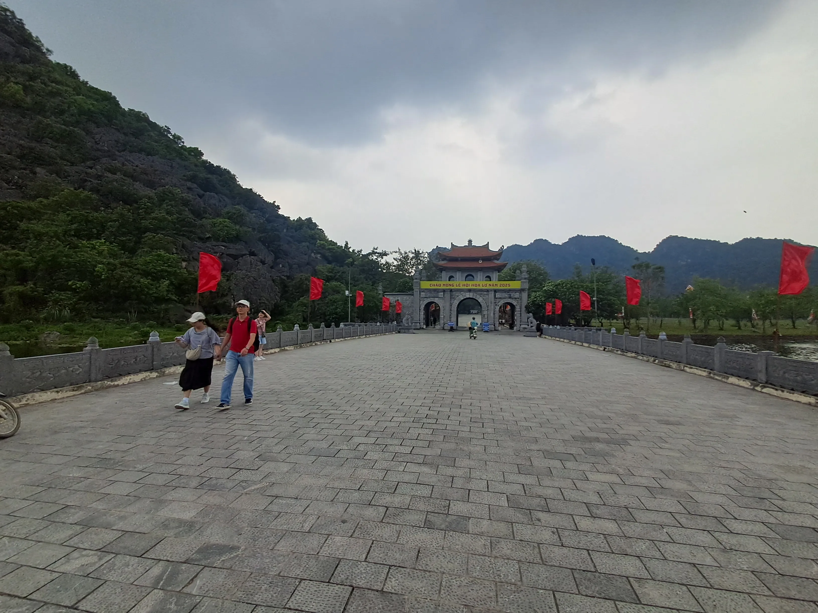 Cổng vào Cố đô Hoa Lư