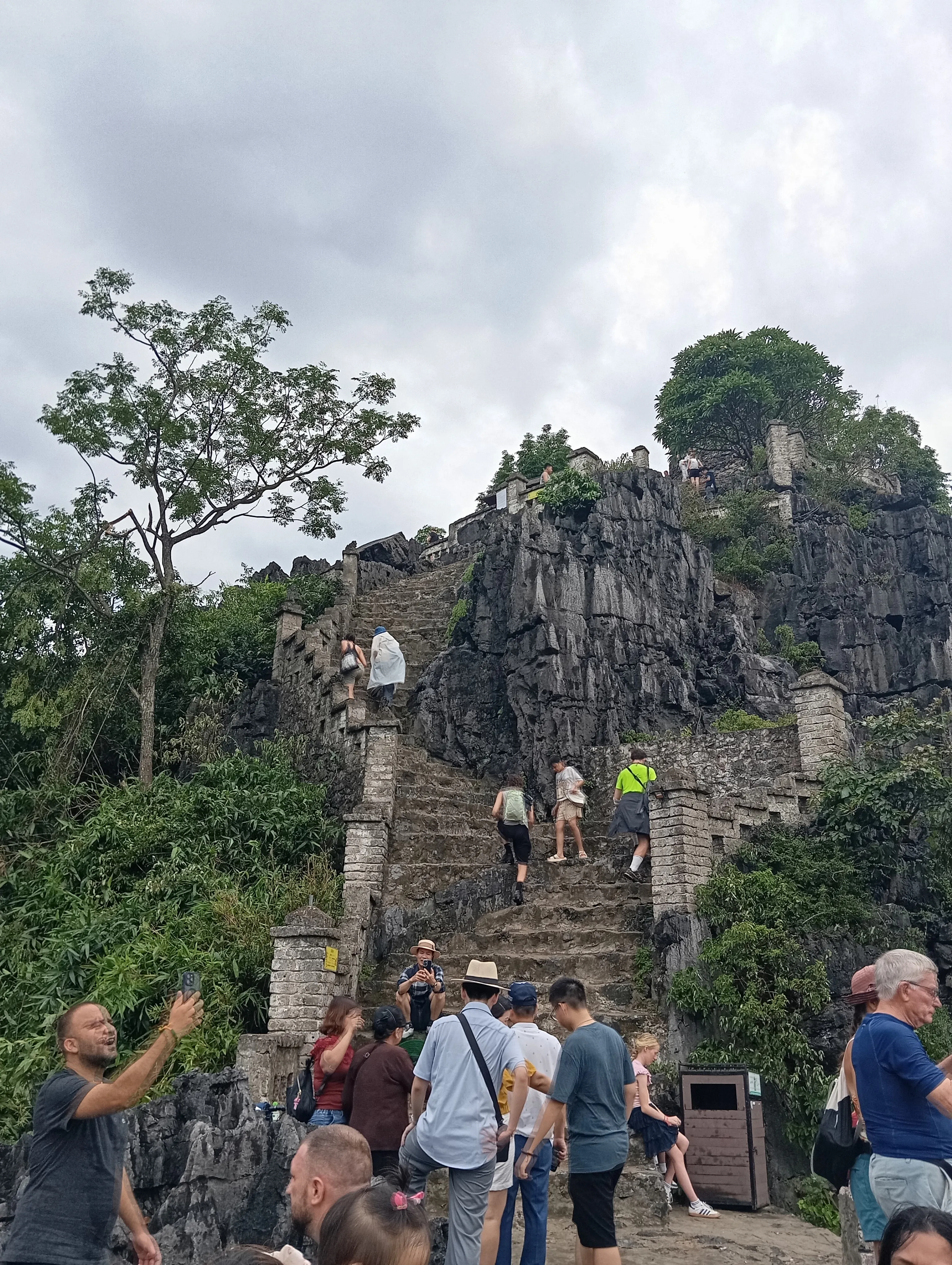 Đường leo lên núi Ngọa Long