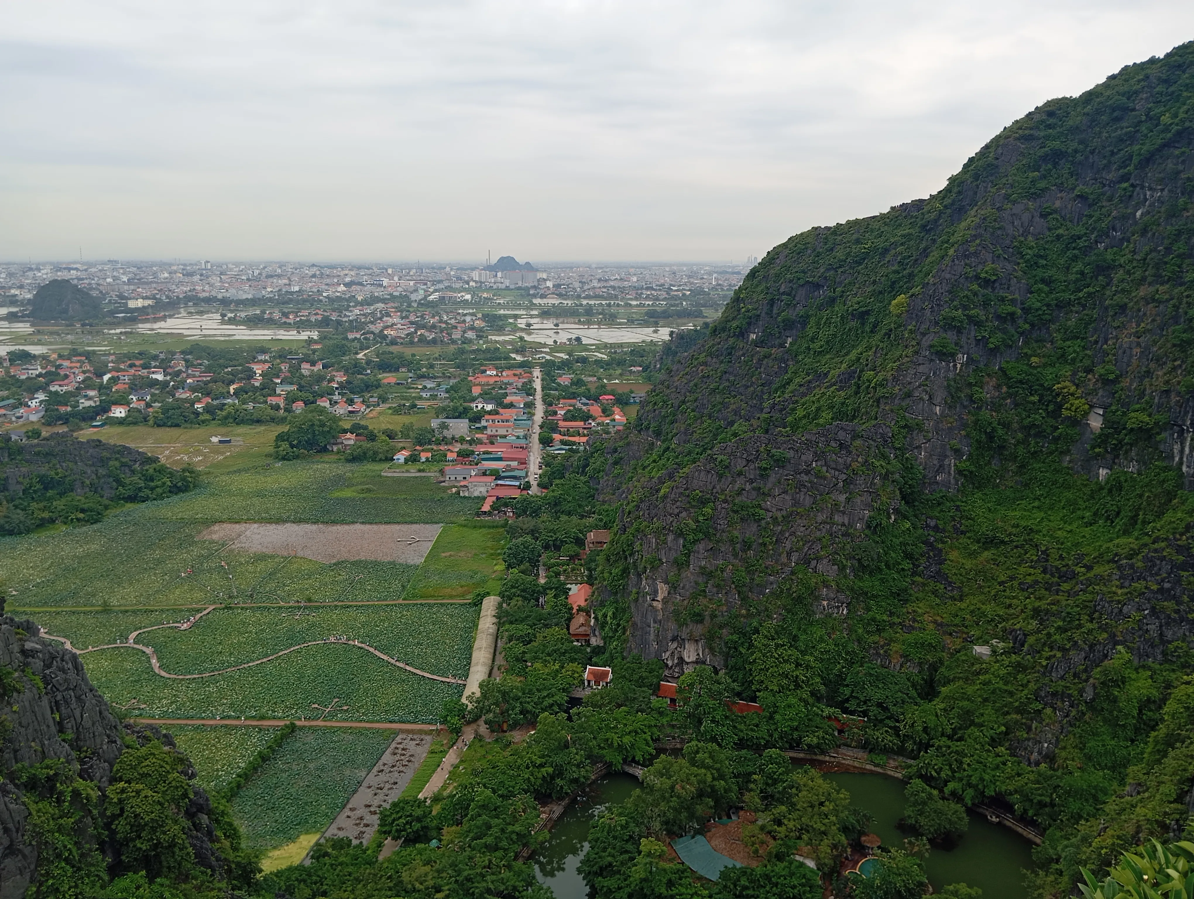 Phong cảnh núi non tại Hang Múa