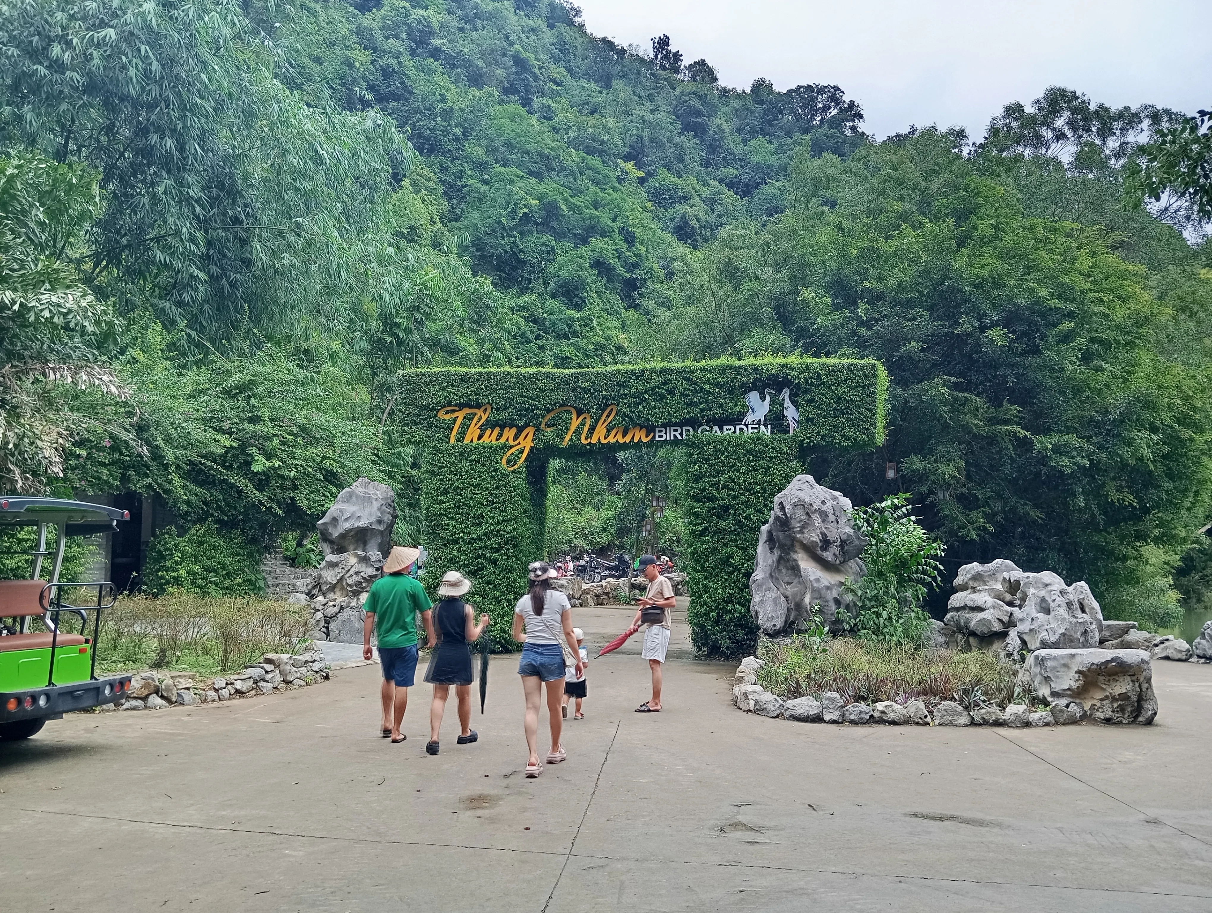 Cổng vào khu du lịch Thung Nham